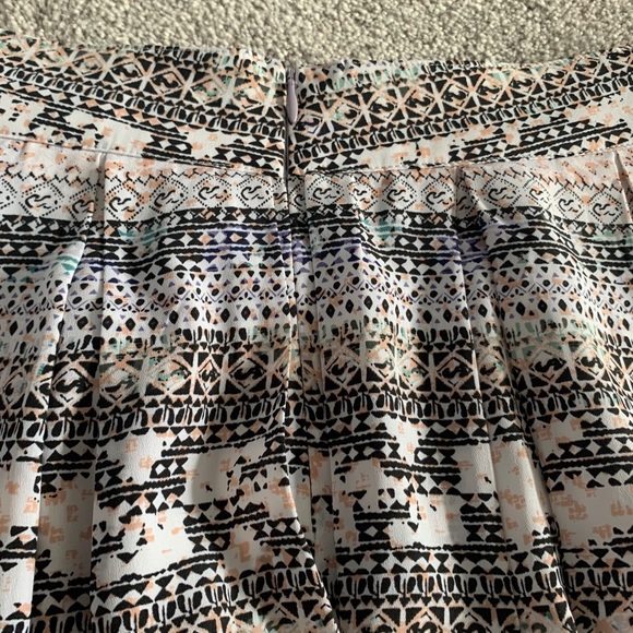 BCBGeneration tapestry pleated short - Picture 4 of 6